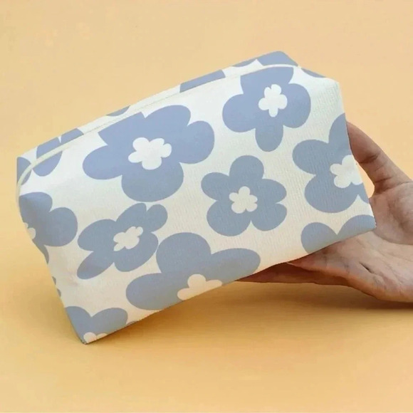 2 LEFT! Flower Print Makeup Bag - Picture 2 of 4
